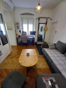 sala de estar con sofá y mesa en Comfy Apartment in Rijeka center en Rijeka