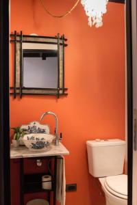 baño de color naranja con lavabo y aseo en Diego Palma 358 by depptö en San Isidro