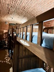 eine Reihe von Etagenbetten in einem Zimmer in der Unterkunft Budget Family Hotel in Lwiw