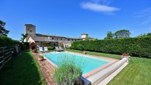 una piscina nel cortile di una casa di Casina di Teo a Monteriggioni