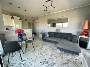 Nhà bếp/bếp nhỏ tại Charmant appartement 2P, piscine & tennis, proche plage & Monaco