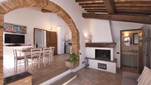 - un salon avec une table et une cheminée dans l'établissement Casina di Teo, à Monteriggioni