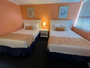 Säng eller sängar i ett rum på Pelican Pointe Hotel