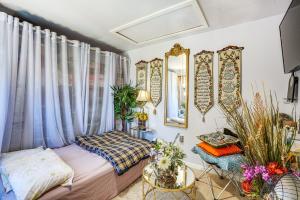 1 dormitorio con 1 cama y 1 mesa con plantas en Lush Vallejo Cottage - 20 Mi to Napa Wineries, en Vallejo