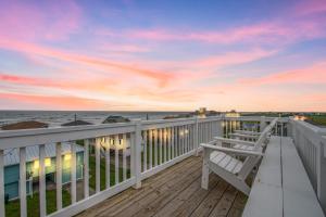 Ein Balkon oder eine Terrasse in der Unterkunft "The Ocean Aire" , 30 secs from the sand!
