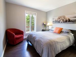 Säng eller sängar i ett rum på Les Chalets Tourisma - Chalet avec spa et foyer - Du Cap