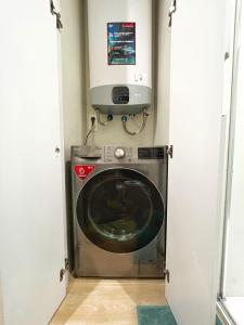 a washer and dryer in a small room at Coqueto apartamento con garaje in Conil de la Frontera