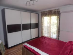 een slaapkamer met een groot bed en een raam bij Kuća za odmor V&E in Bihać