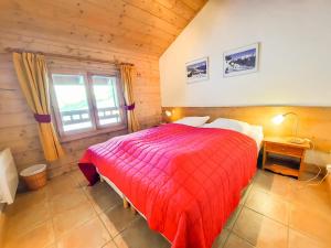 1 dormitorio con 1 cama roja en una habitación de madera en Appartement Saint-Martin-de-Belleville-Les Menuires, 4 pièces, 6 personnes - FR-1-452-315, en Praranger