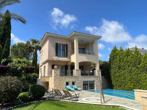 una villa con piscina y una casa en Amorosa Beach Villa 14, en Neo Chorio