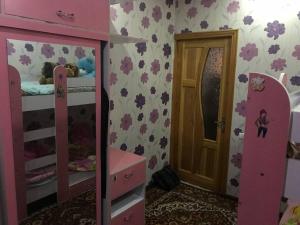 Tempat tidur susun dalam kamar di Уютная квартира для семьи с детьми