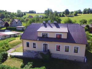 una vista aérea de una casa con techo en Holiday home in Rokytnice n. J. 35171, en Rokytnice nad Jizerou