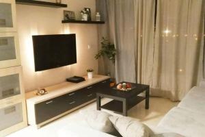 Televízia a/alebo spoločenská miestnosť v ubytovaní Apartamento Carranque