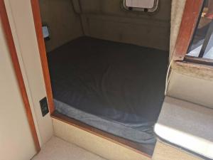 uma porta aberta de um veículo com um tapete no chão em Virginia Bed and Boat em Siracusa