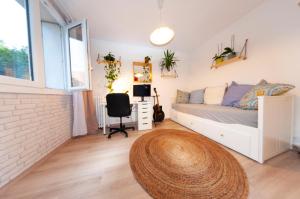 una camera con letto, scrivania e sedia di La Cuccia • Magnifique F2 super équipé a Châtillon