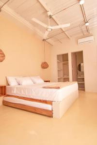 een slaapkamer met een groot bed in een kamer bij ILUKA VILLAS in Coveñas