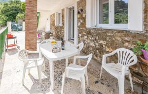En terrasse eller udendørsområde på Beautiful Home In Montecorice With Kitchen