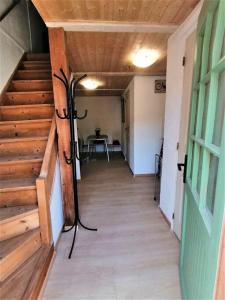 un pasillo con una escalera con un par de esquís en T2 indépendant dans villa., en Le Pradet