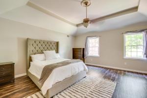 En eller flere senge i et værelse på Lilburn Home with Deck, 20 Mi to Downtown Atlanta!