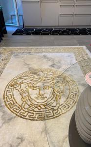 バーゼルにあるRhein Promenadeの獅子像のモザイクの床