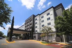 una representación de un hotel con un edificio en Courtyard Monterrey Airport en Monterrey