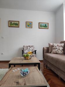Apartman NiRa في فيشغراد: غرفة معيشة مع طاولة قهوة وأريكة