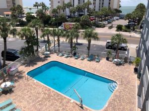 Bazén v ubytování Pelican Pointe Clearwater Beach Hotel nebo v jeho okolí