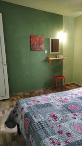 TV a/nebo společenská místnost v ubytování Persefoni Rooms Apartments & Mezonetes