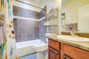ein Badezimmer mit Toilette, Waschbecken und Badewanne in der Unterkunft Mesquite Vacation Rental - Close to Golf Courses! in Mesquite + 21 Fotos