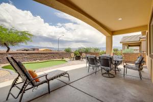 eine Terrasse mit Stühlen, einem Tisch und einem Golfplatz in der Unterkunft Mesquite Vacation Rental - Close to Golf Courses! in Mesquite