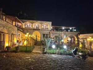 ein Gebäude in der Nacht, vor dem Motorräder geparkt sind in der Unterkunft Nova Cave Hotel in Ortahisar
