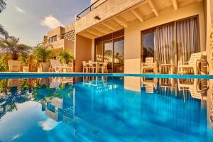 uma piscina em frente a uma casa em ILUKA VILLAS em Coveñas