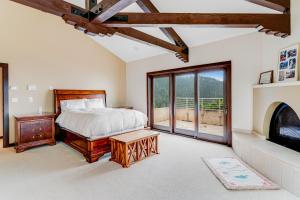 een slaapkamer met een bed en een open haard bij Carmel Highlands Home in Carmel