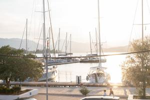 un grupo de barcos están atracados en un puerto deportivo en The White Rose Apartment, en Poros