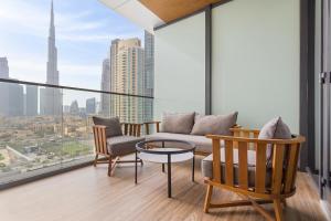 杜拜的住宿－Ramee Dream Hotel Downtown，阳台设有带沙发和椅子的客厅