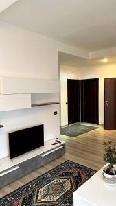 sala de estar con TV de pantalla plana grande en Like Home Apartment, en Reggio Calabria