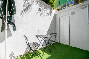 una mesa y dos sillas sentadas en un patio en Lisboa Charming Apartment III en Lisboa