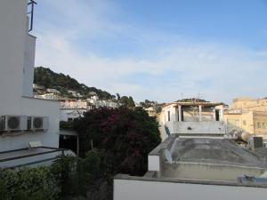 uma vista do telhado de um edifício em Piazzetta Sweet Home em Capri