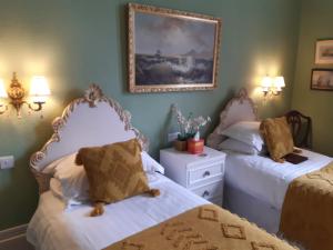 1 dormitorio con 2 camas y una foto en la pared en Holywell House, en Loughborough