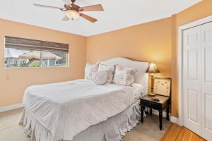 um quarto com uma cama e uma ventoinha de tecto em Hues and Views em Laguna Beach