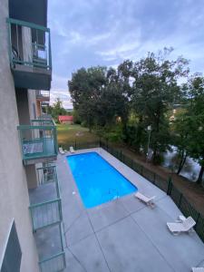 - une vue sur la piscine située dans un bâtiment dans l'établissement River Place Condos #508 2BD, à Pigeon Forge