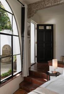 Casa Blanca Suite B2 - New, Private, Cozy! في Montecito: غرفة نوم بسرير ونافذة كبيرة