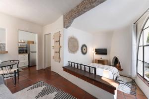 ein Schlafzimmer mit einem Bett und ein Wohnzimmer in der Unterkunft Casa Blanca Suite B2 - New, Private, Cozy! in Montecito
