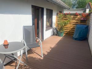 een terras met een tafel en stoelen bij Treibholz in Wustrow