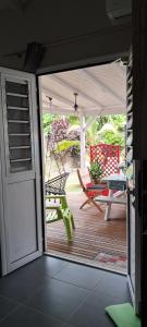 A balcony or terrace at Beau F2 classé, vue mer, spa, jardin, bateau