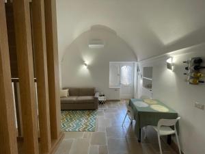 a living room with a table and a couch at Anacapri in Centro in Anacapri