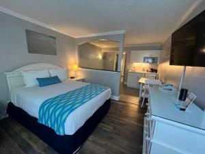 Postel nebo postele na pokoji v ubytování Pelican Pointe Clearwater Beach Hotel