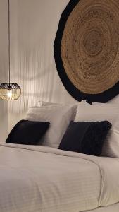 Postel nebo postele na pokoji v ubytování Maeva Suites Santorini