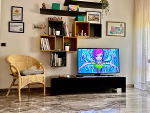 sala de estar con mesa y TV en Holidays Apartment Toti to fulfill your wishes, en Mestre