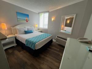 Postel nebo postele na pokoji v ubytování Pelican Pointe Clearwater Beach Hotel
